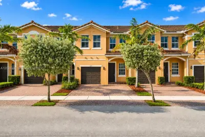 2390 SE 15th St, Homestead: photo 1 of 36