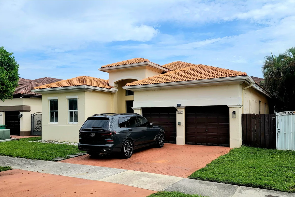 8781 NW 178th St, Hialeah: photo 1 of 3