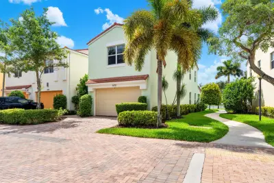 1570 NW 48th Pl, Boca Raton: photo 1 of 30