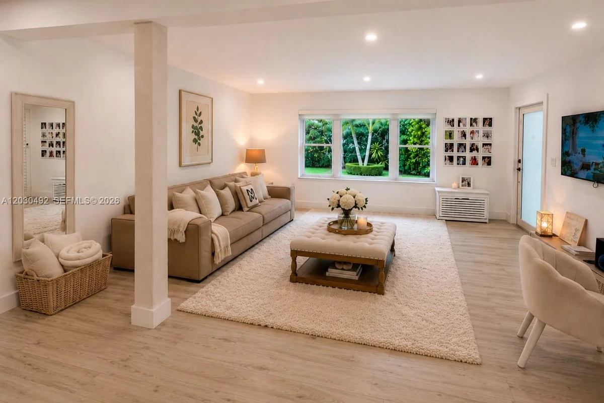 1905 Alamanda Dr, North Miami: photo 1 of 19