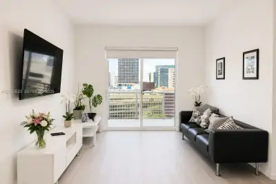 234 NE 3rd St #905, Miami: photo 1 of 15