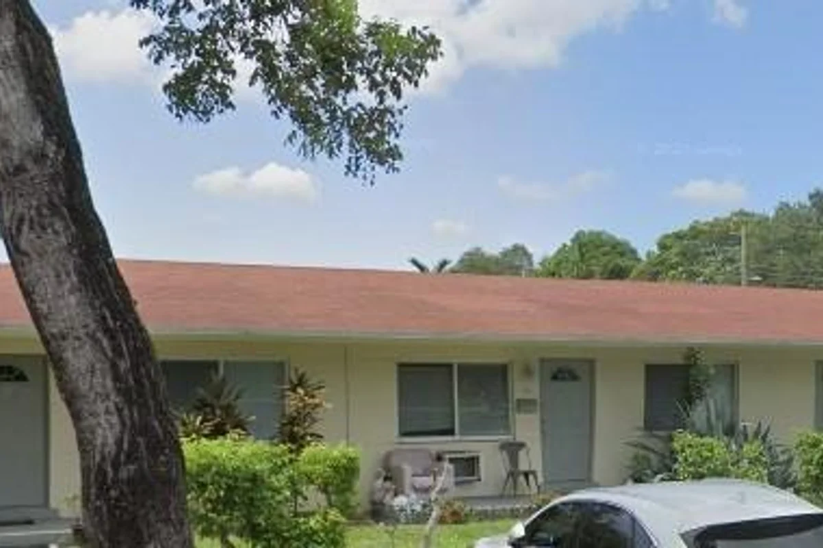Townhouse in North Miami Beach: photo 1 of 12