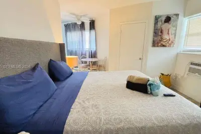 109 SE 9th St #2, Hallandale Beach: photo 1 of 5