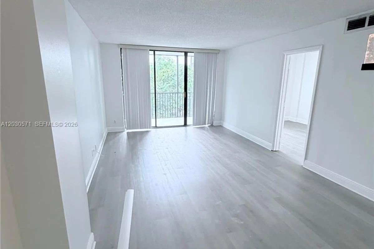 3301 N Country Club Dr #407, Aventura: photo 1 of 9