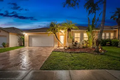 376 E Royal Cove Cir, Davie: photo 1 of 45