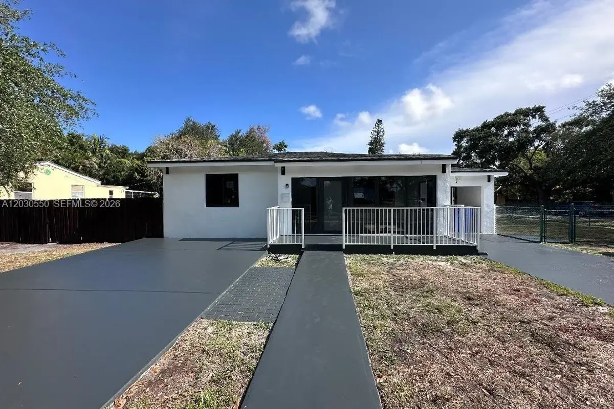2750 Washington St, Hollywood: photo 1 of 16