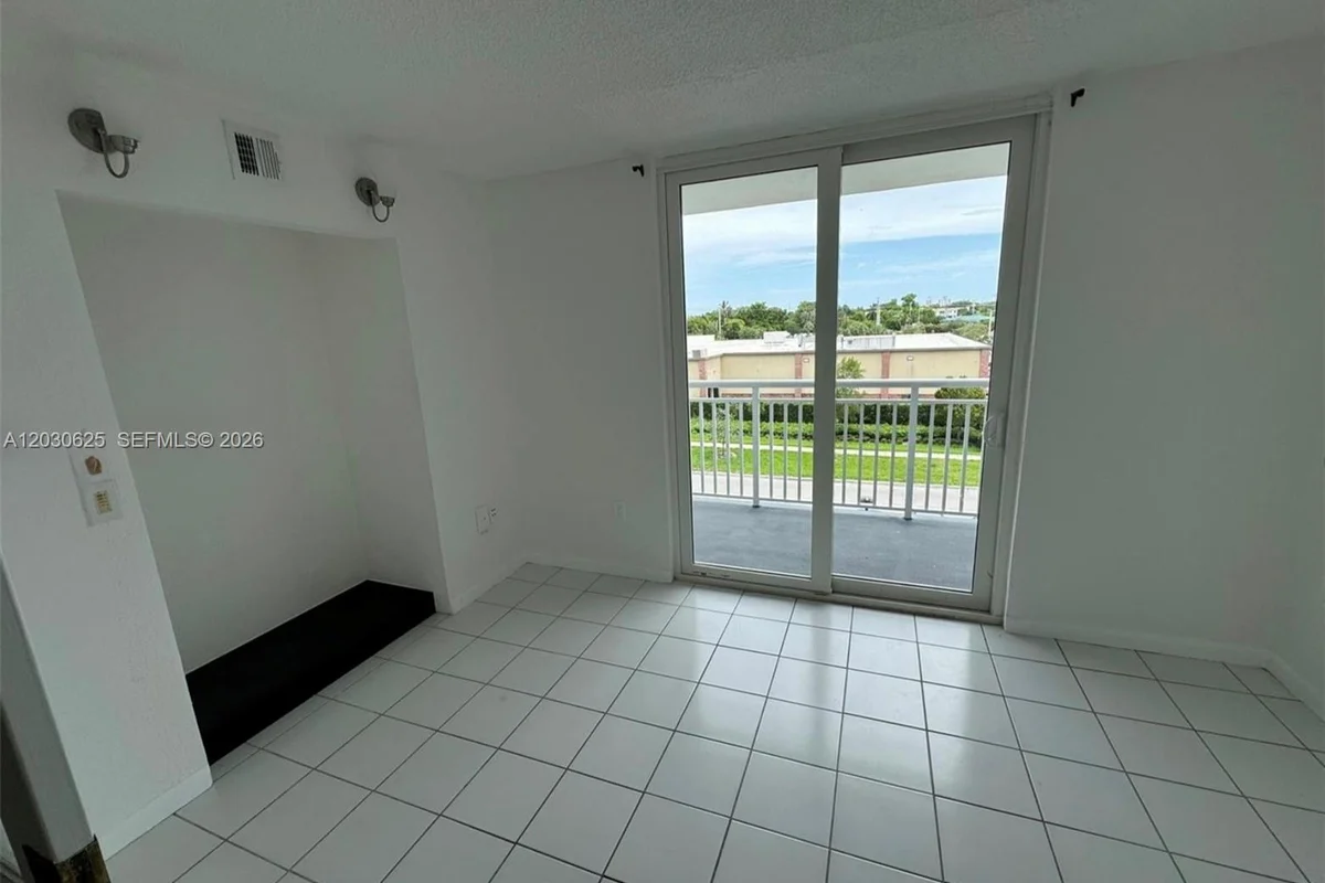 1251 NE 108th St #409, Miami: photo 1 of 14