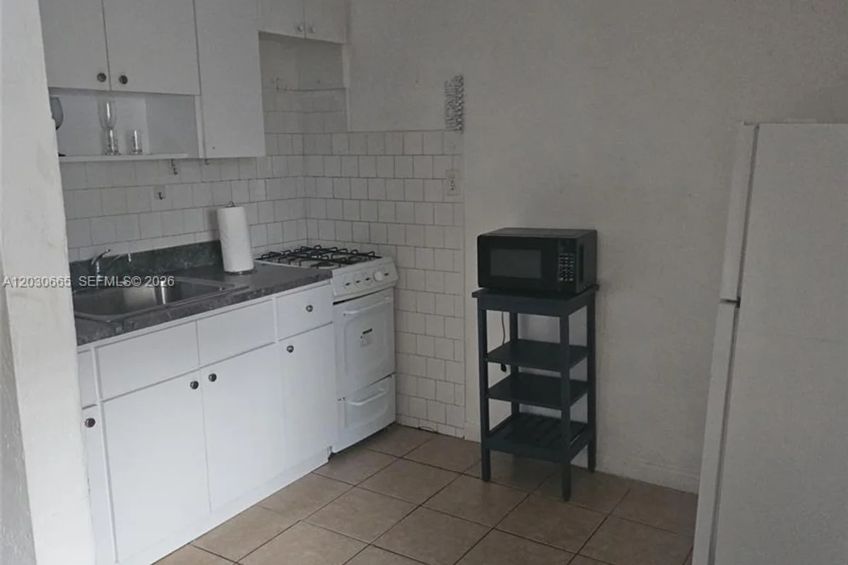 615 NE 4th St #2, Hallandale Beach: photo 1 of 2