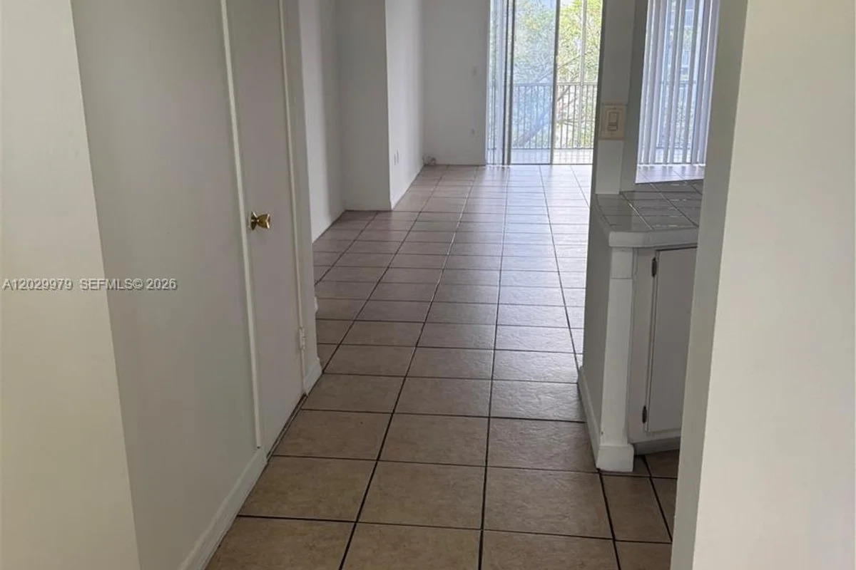 1710 NE 191st St #411-3, Miami: photo 1 of 16
