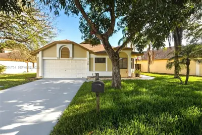 House in North Lauderdale: photo 1 of 29