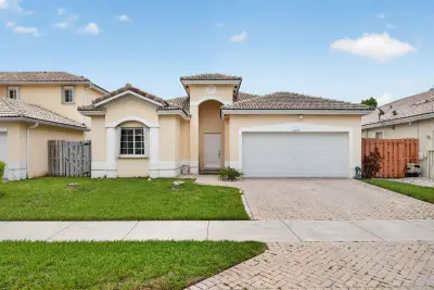 14215 SW 156th Ave N, Miami: photo 1 of 47