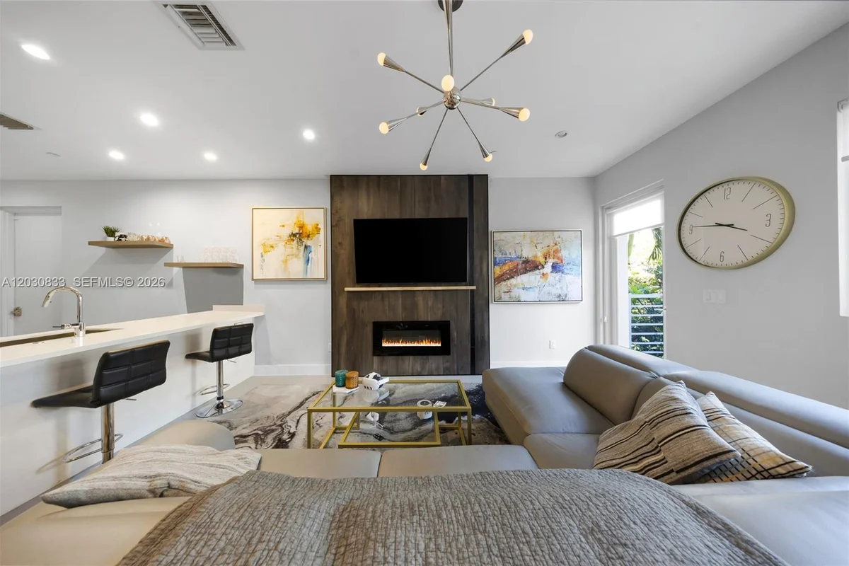 1025 NE 18th Ave #104, Fort Lauderdale: photo 1 of 23