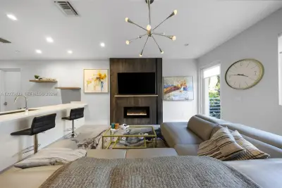 1025 NE 18th Ave #104, Fort Lauderdale: photo 1 of 23