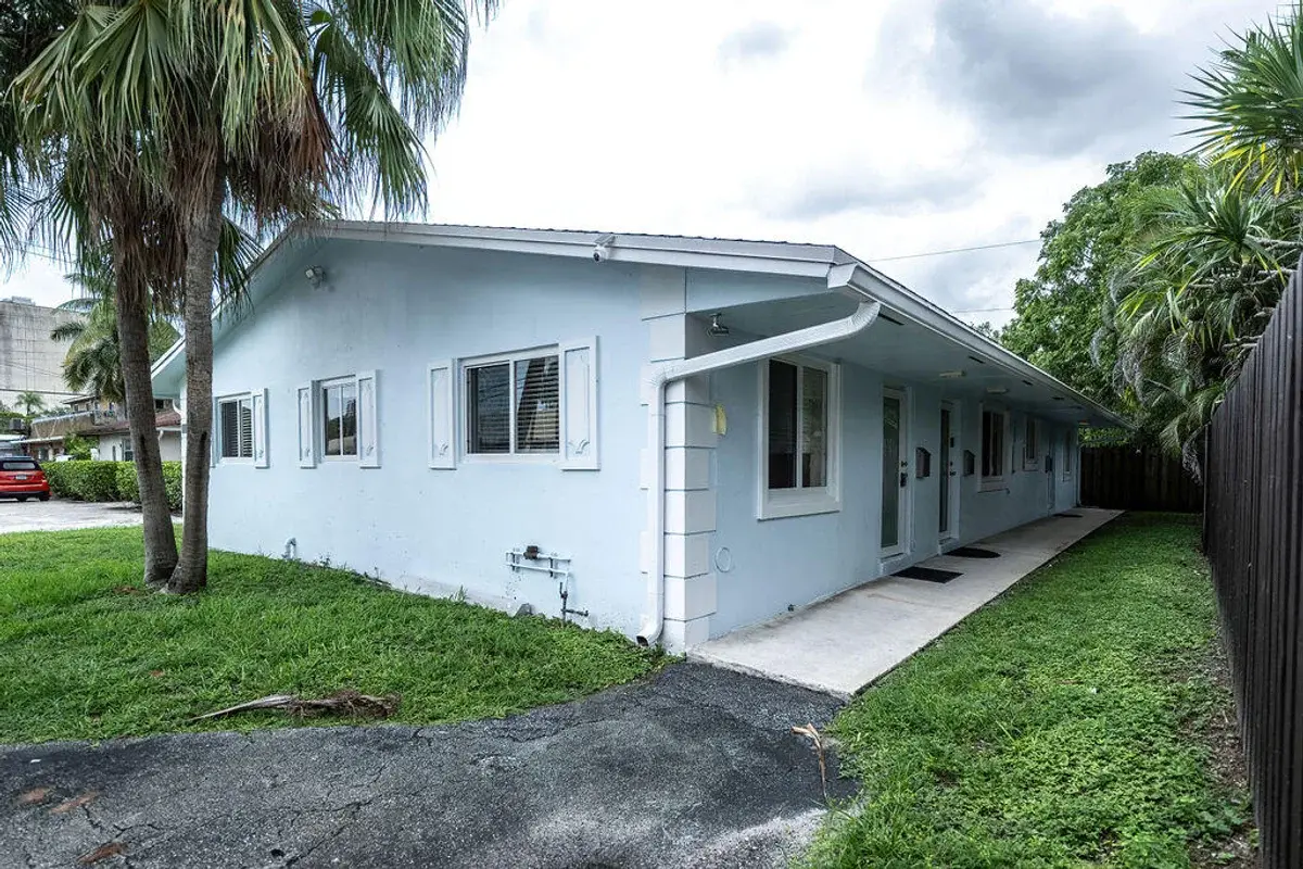 750 SW 2nd St #2, Fort Lauderdale: photo 1 of 10