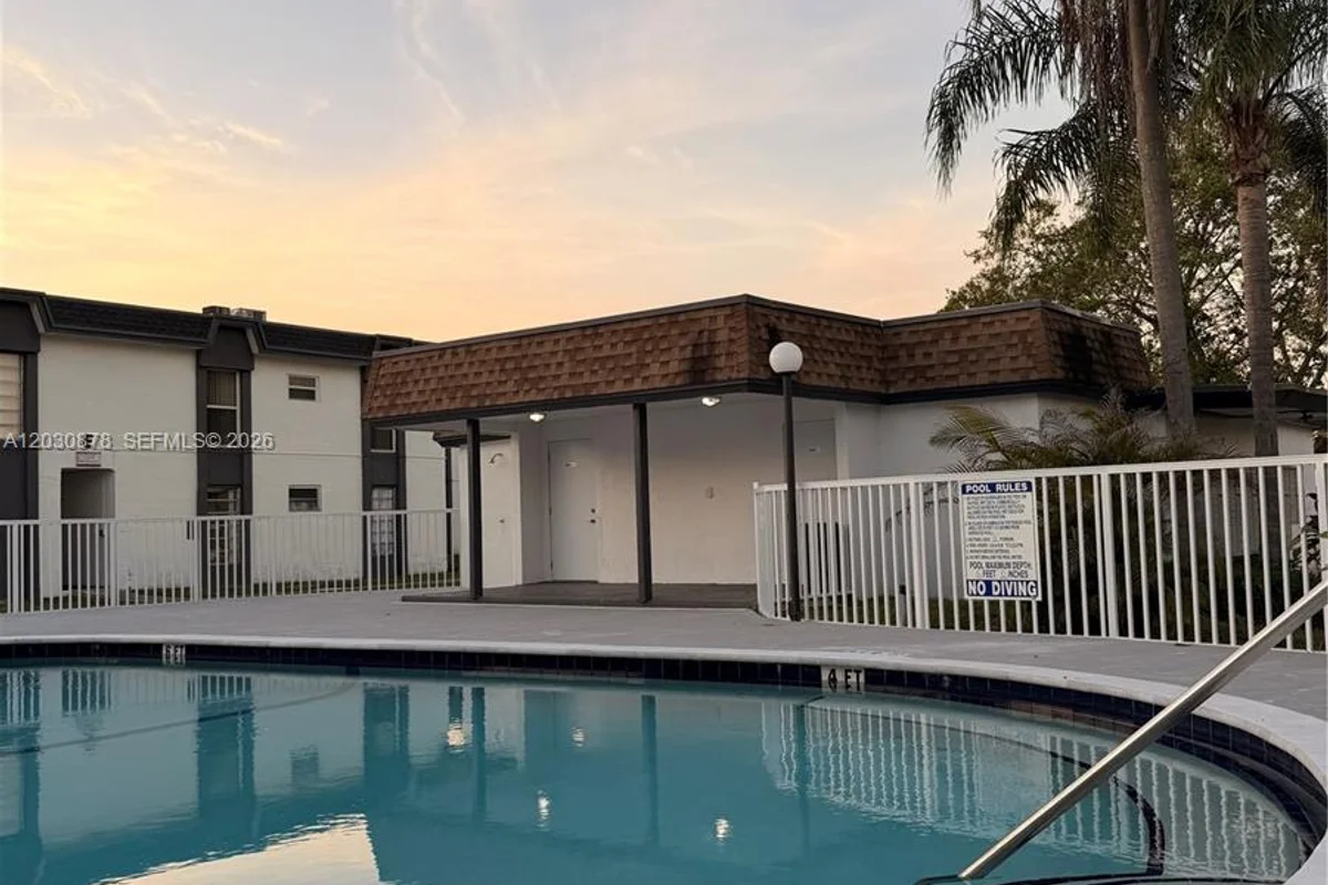 7250 SW 94th Pl #B8, Miami: photo 1 of 26