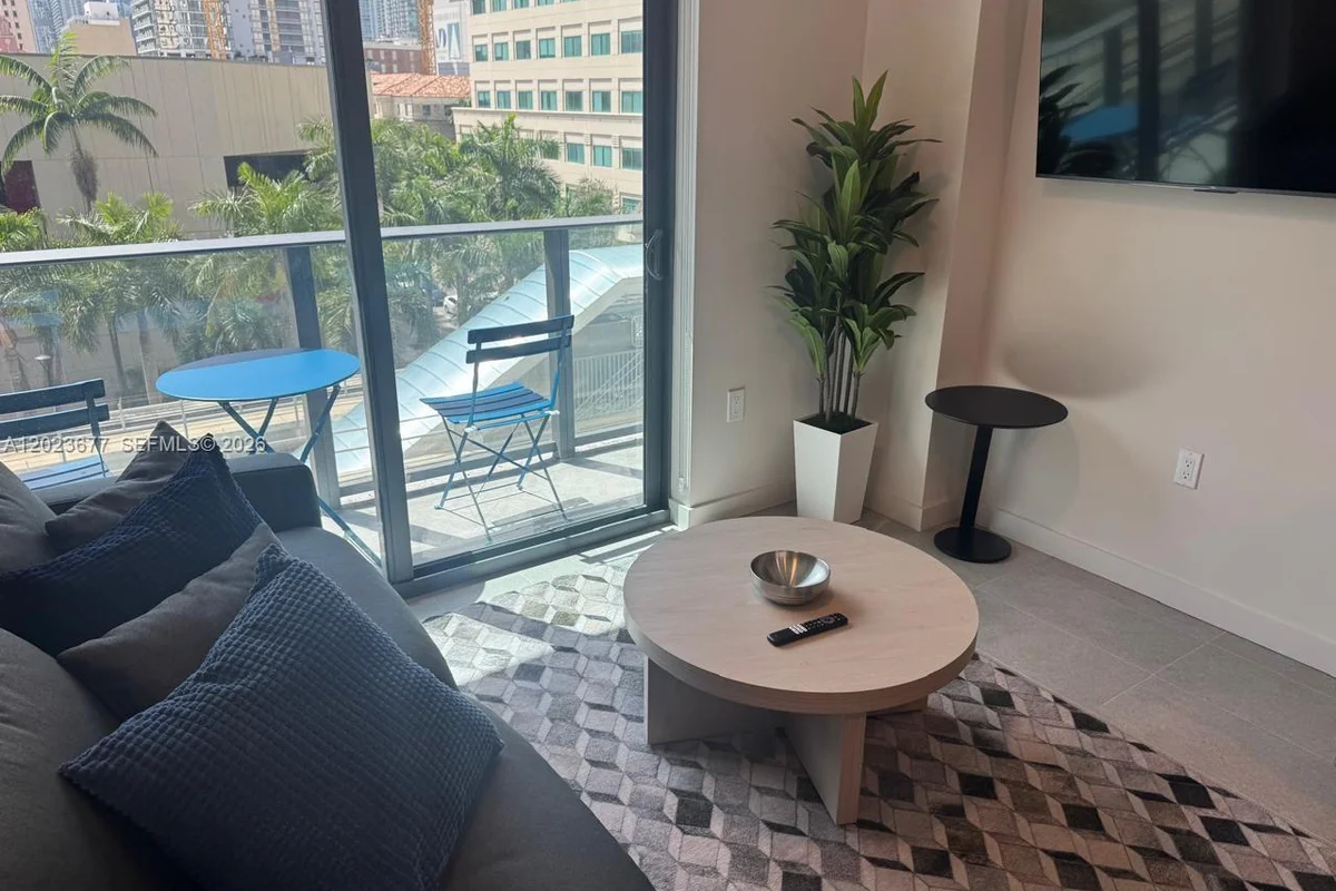 121 NE 5th St #2102, Miami: photo 1 of 19