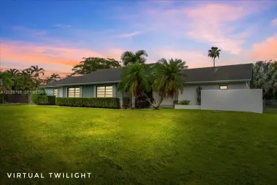 1571 NW 20th St, Homestead: photo 1 of 59