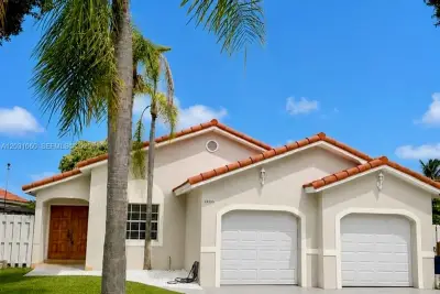 18145 NW 61st Ave, Hialeah: photo 1 of 25