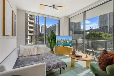 11 NE 6th St #301, Miami: photo 1 of 30