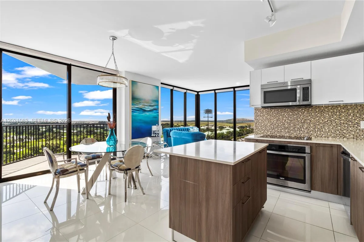 Condo in Doral: photo 1 of 17