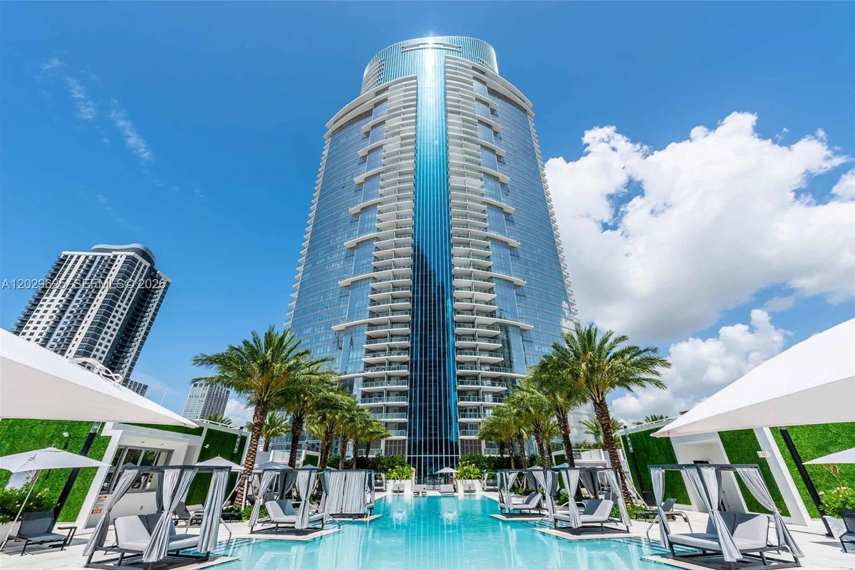 851 NE 1st Ave #1705, Miami: photo 1 of 18