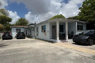 130 NW 16th Ave, Miami: photo 1 of 43