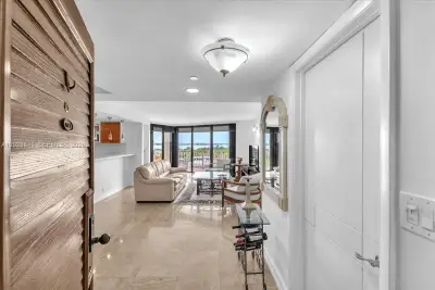 2000 Towerside Ter #908, Miami: photo 1 of 44