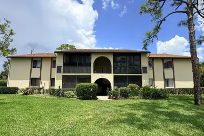 318 Knotty Pine Cir #D-2, Greenacres: photo 1 of 22