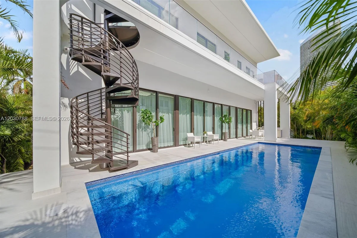 278 190th St, Sunny Isles Beach: photo 1 of 33