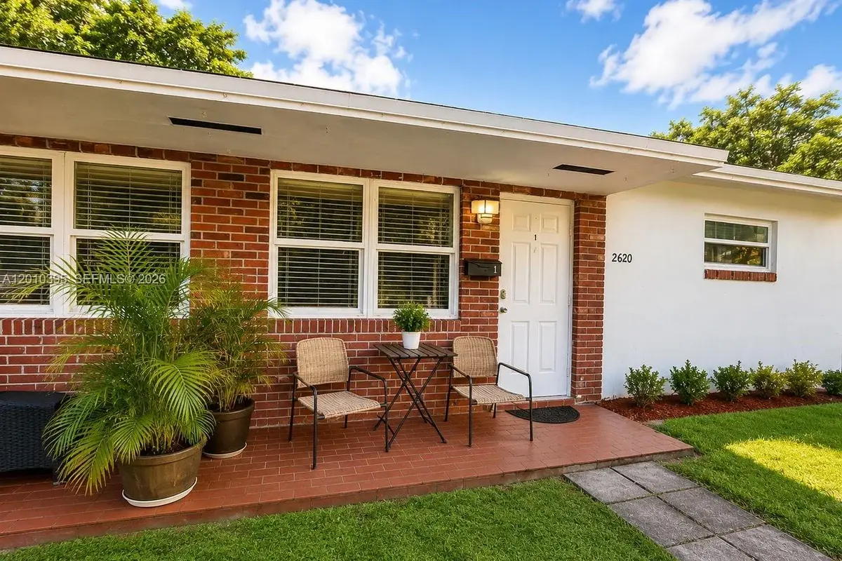 2620 SW 51st St, Dania Beach: photo 1 of 9