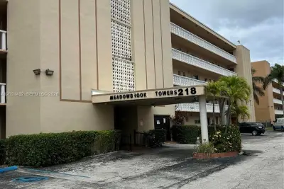 218 NE 12th Ave #203, Hallandale Beach: photo 1 of 11