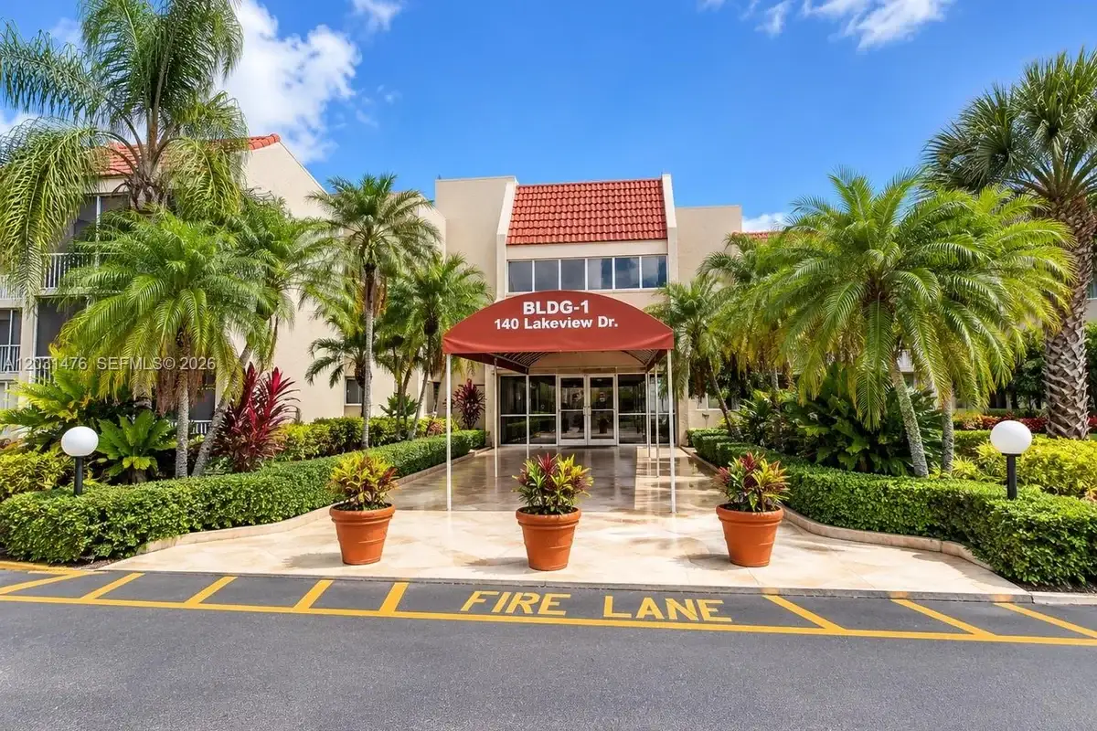 140 Lakeview Dr #211, Weston: photo 1 of 10