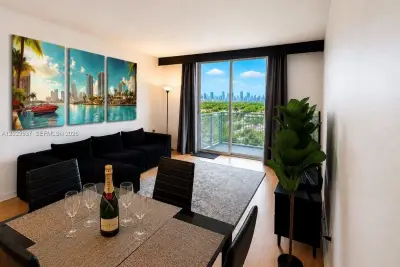 900 SW 8th St #1103, Miami: photo 1 of 17