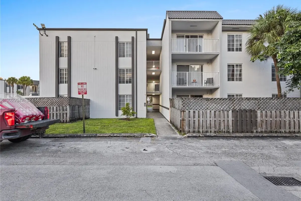 5201 Geneva Way #211, Doral: photo 1 of 33