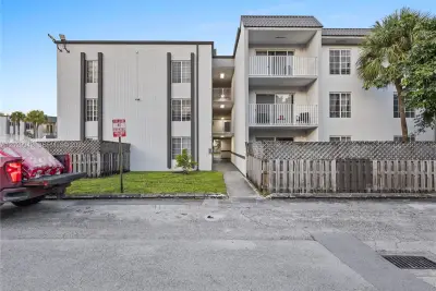 5201 Geneva Way #211, Doral: photo 1 of 33