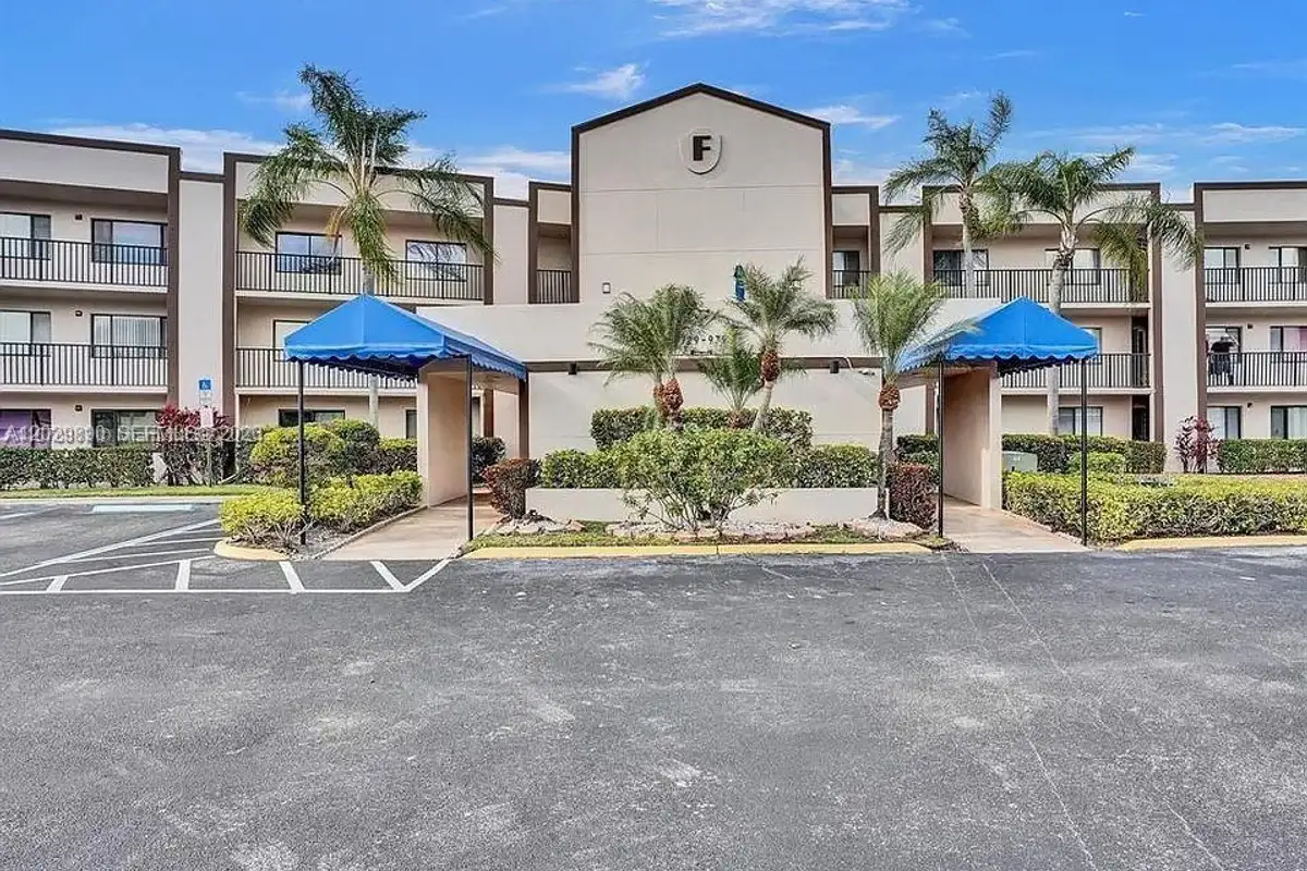 Condo in Tamarac: photo 1 of 17
