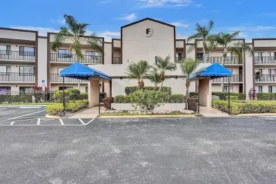 Condo in Tamarac: photo 1 of 17