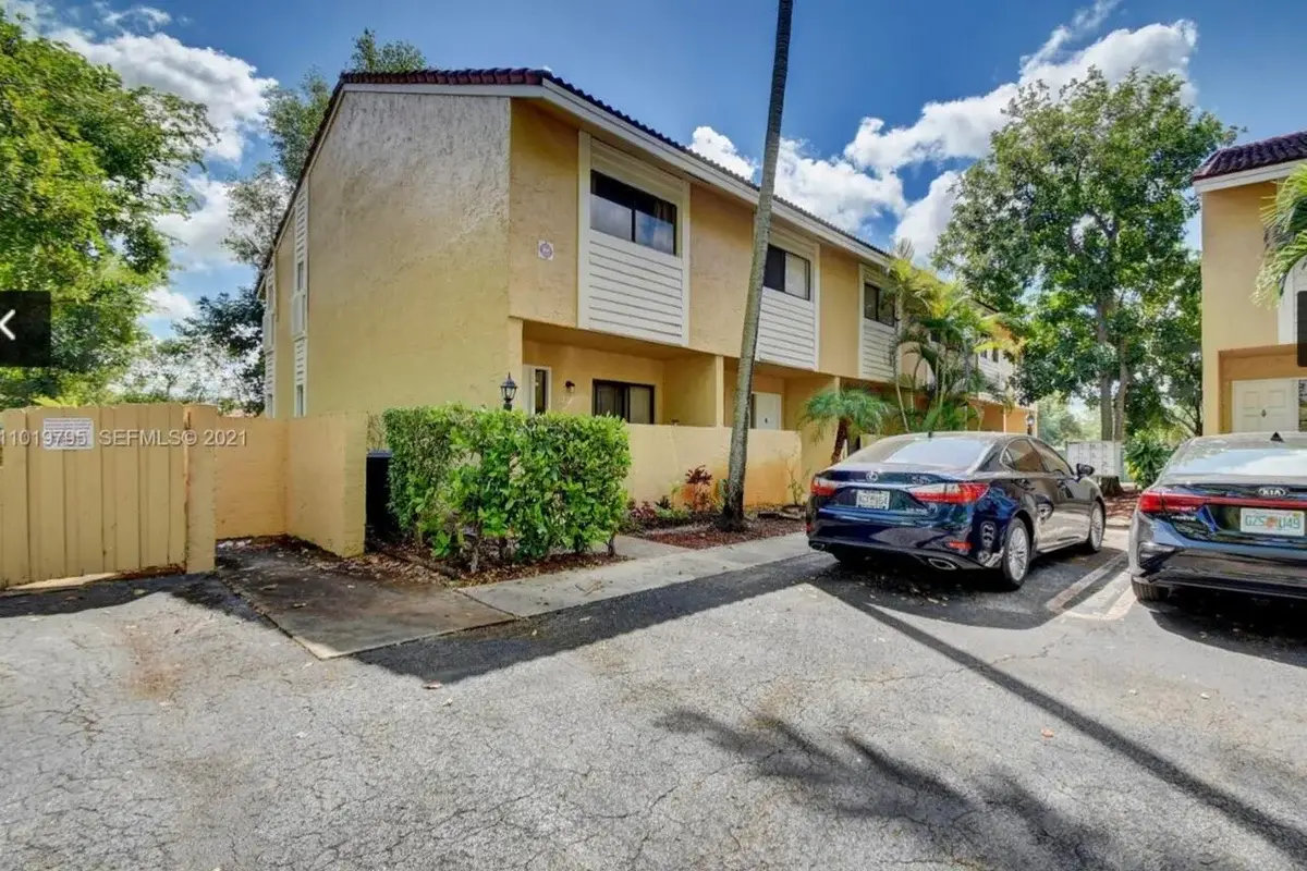 9270 NW 40th St, Coral Springs: photo 1 of 20