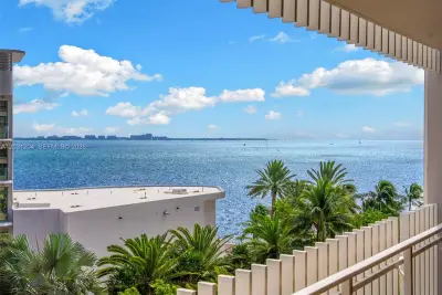 3 Grove Isle Dr #C605, Miami: photo 1 of 38