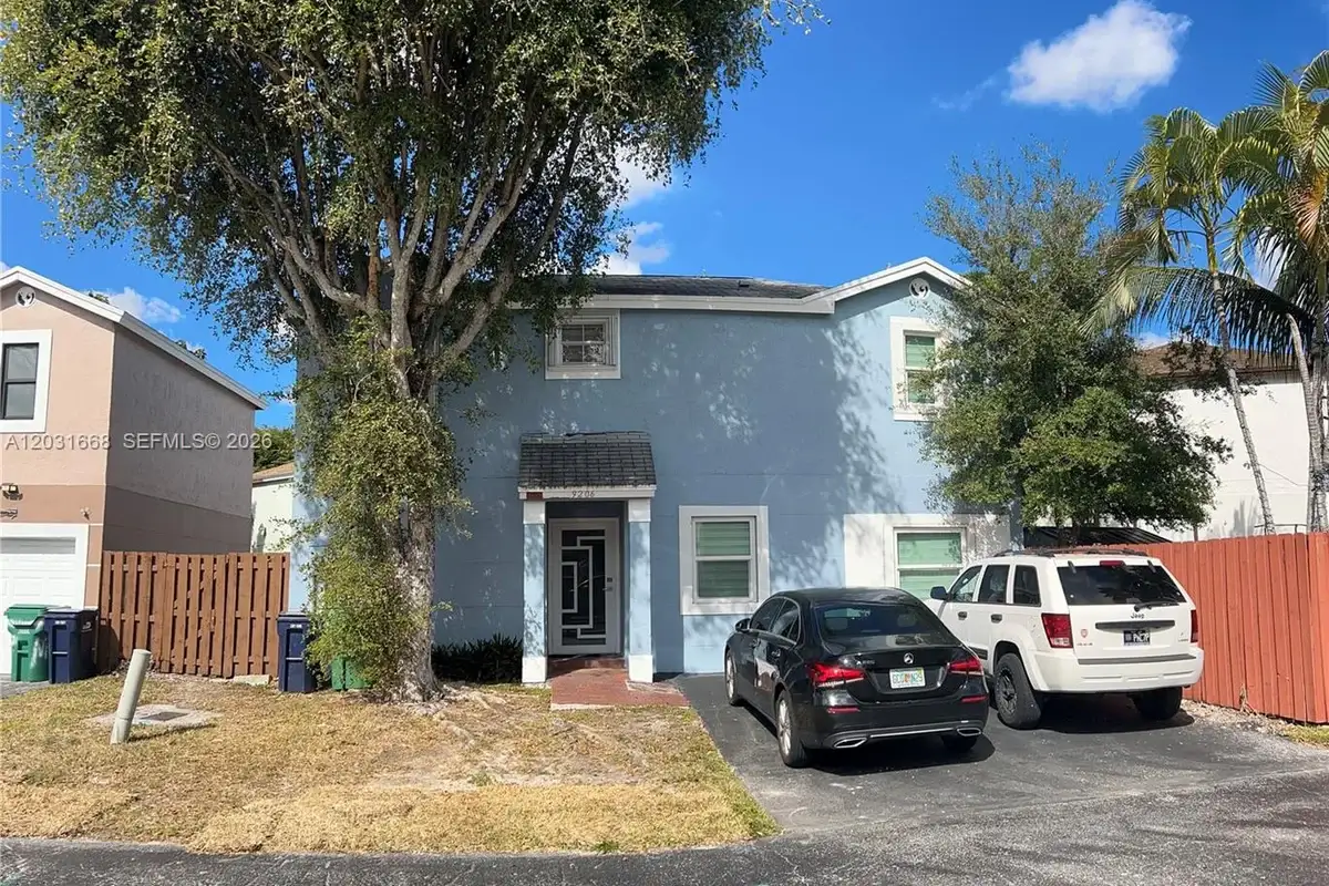 9206 SW 147th Ct, Miami: photo 1 of 15