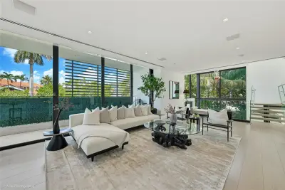 420 N Hibiscus Dr, Miami Beach: photo 1 of 30