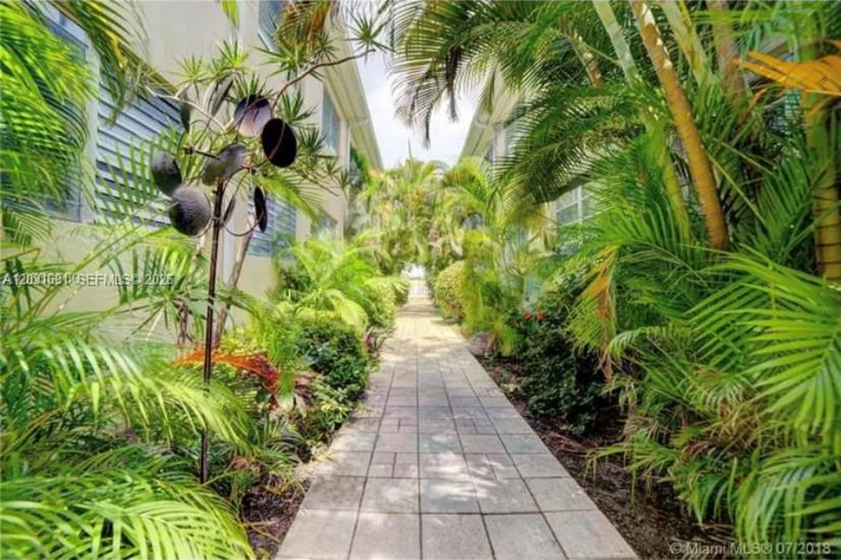 4740 Pine Tree Dr #25, Miami Beach: photo 1 of 9