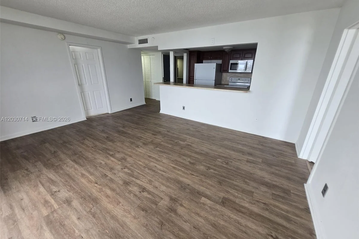 Condo in North Miami: photo 1 of 10
