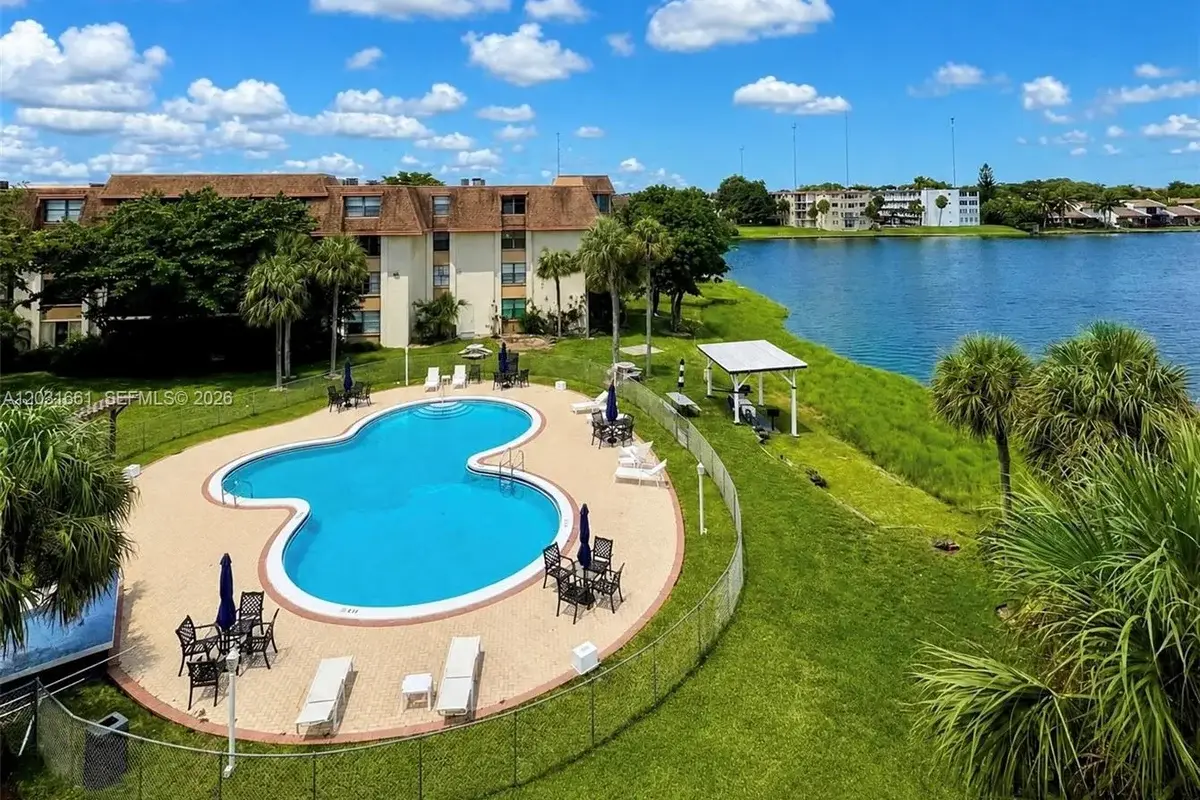 671 NE 195th St #425-E, Miami: photo 1 of 26