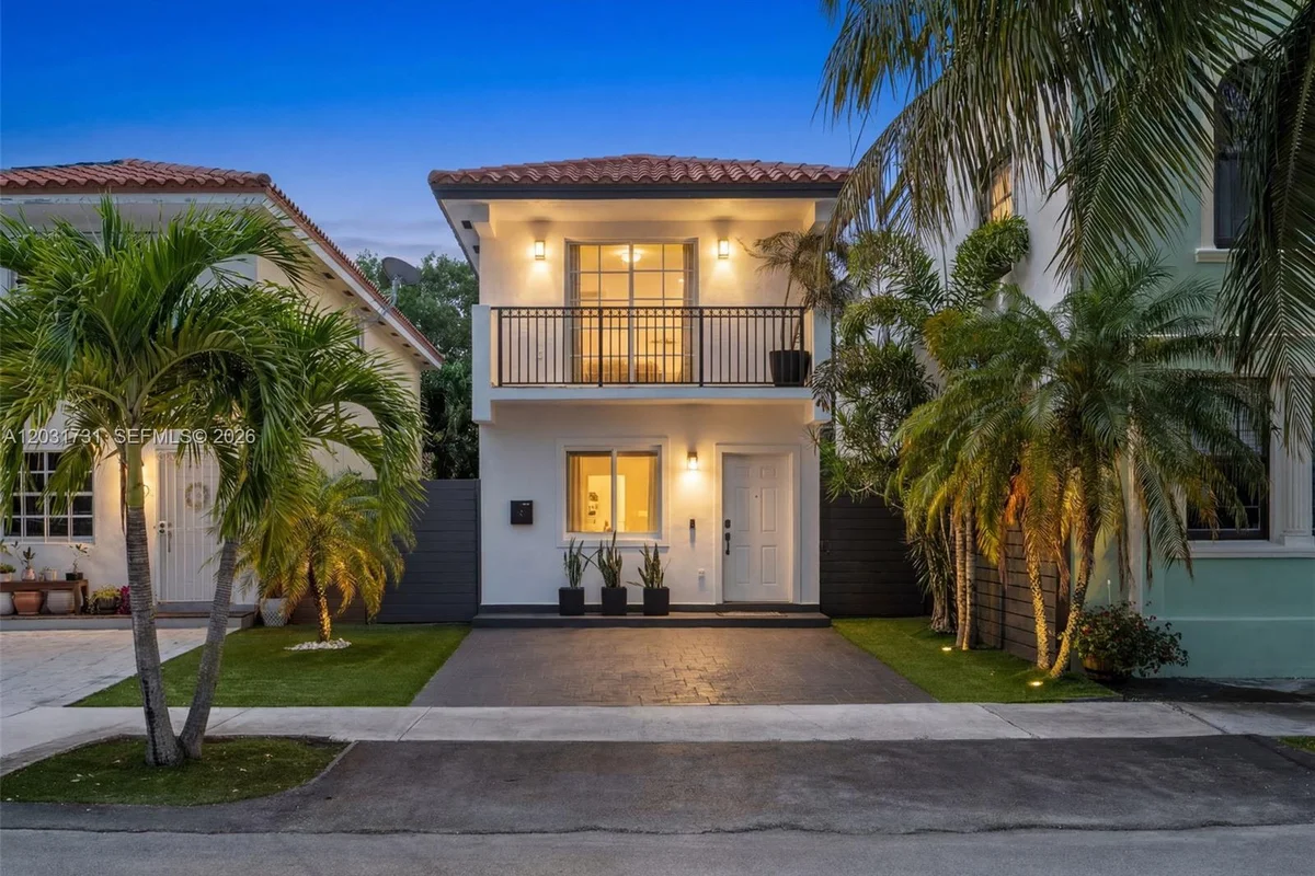 2752 SW 11th St, Miami: photo 1 of 37