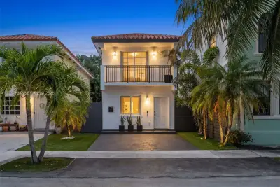 2752 SW 11th St, Miami: photo 1 of 37