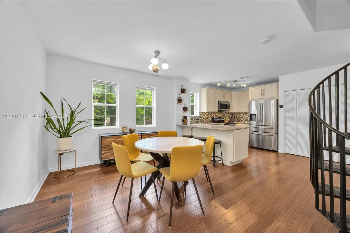 2850 Coconut Ave #15, Miami: photo 1 of 32