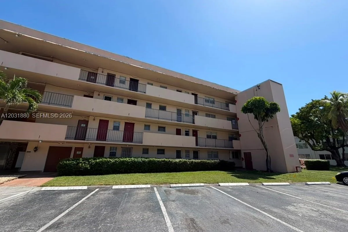 1450 NE 191st St #106, Miami: photo 1 of 13