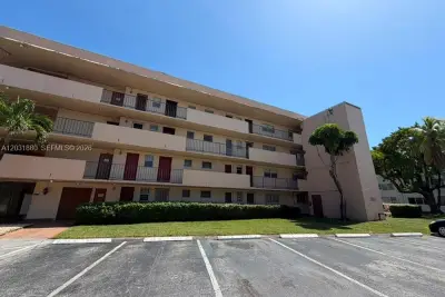 1450 NE 191st St #106, Miami: photo 1 of 13