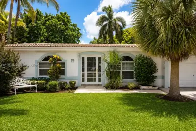 800 NE 2nd Ct, Hallandale Beach: photo 1 of 8